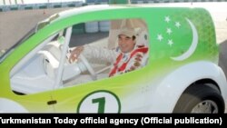 G.Berdimuhamedow sport maşynyndaky ussatlygyny görkezýär. Arhiw suraty