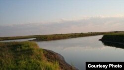 یکی از تئوری های ارائه شده ناپدید شدن این دریاچه را در رابطه با زمین لرزه هایی می دانند که آوریل گذشته در جنوب شیلی اتفاق افتاد.