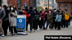 Очередь за вакциной против COVID-19 и бустерными дозами. Манчестер, Великобритания, 14 декабря 2021 г.