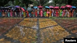 Черга жінок на вакцинацію в Індії, фото ілюстративне