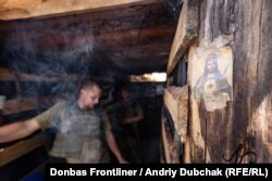 Українські військові на передовій у полях під Старогнатівкою, 26 липня 2021 року