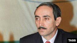 Ичкерин хьалхара президент Дудаев Джовхар. Соьлжа-ГIала. "СССР йухчу йукъанна йолу экономика, политика, йозушйоцу пачхьалкхаш меттахIиттар а" бохучу дуьненайукъарчу кхеташонехь. 2004-чу шеран гезгмашин-беттан 5-хь