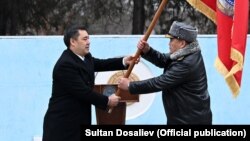 Президент Садыр Жапаров жана УКМК башчысы Камчыбек Ташиев.