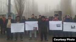 Таластын Арал айылында акцияга чогулгандар.  16-декабрь, 2021-жыл. Сүрөттү Равшан Жээнбековдун тарапташтары тарткан.  