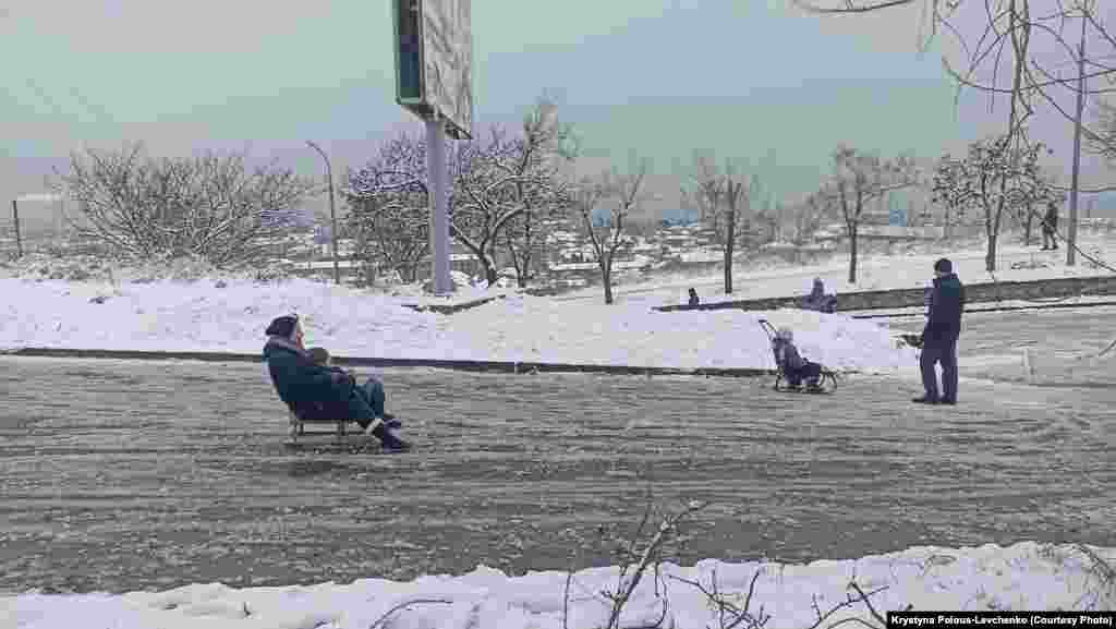 Один зі спусків із верхньої частини міста в нижню перетворюється у гірку