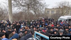 Кримські татари біля будинку активіста Нарімана Аметова у Старому Криму