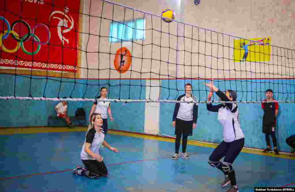 30га жакын кыз-келин төрт командага бөлүнүп волейболдон күч сынашты.