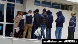 Aşgabatda pul nagtlaşdyrmak üçin nobata duran adamlar. Arhiw suraty