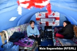 ნინო ჭეჟიამ (მარცხნივ) და ნათია რიჟამაძემ, რომელიც ასევე შიმშილობდა 1989 წელს, ერთმანეთი კარავში გაიცნეს.