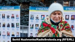 Мати зниклого бійця, ілюстративне фото.
«Різдво з президентом»: родини зниклих безвісти і полонених провели акцію під ОП, Київ, 23 грудня 2021 року