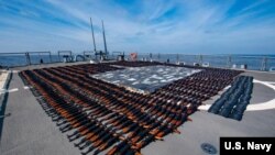 محموله سلاح که از یک کشتی ماهیگیری در شمال دریای عرب توقیف شده است.