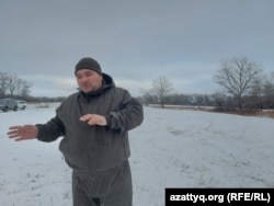 Бывший коллега Серика Маженова Ербол Кенжалиев показывает место, где был найден инспектор Серик Маженов. Западно-Казахстанская область, 19 декабря 2021 года