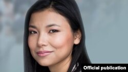 Түрк журналисти Эмин Карачак менен кошо Хакасияда кармалган казакстандык журналист Назгүл Кенжетай.  