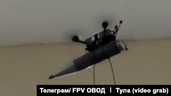 Російський FPV- дрон «Овод» під час тестового польоту в офісі розробника