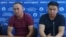 Кастер Мусаханулы (слева) и Мурагер Алимулы на пресс-конференции в Алматы, после проведения которой они были задержаны. 14 октября 2019 года.
