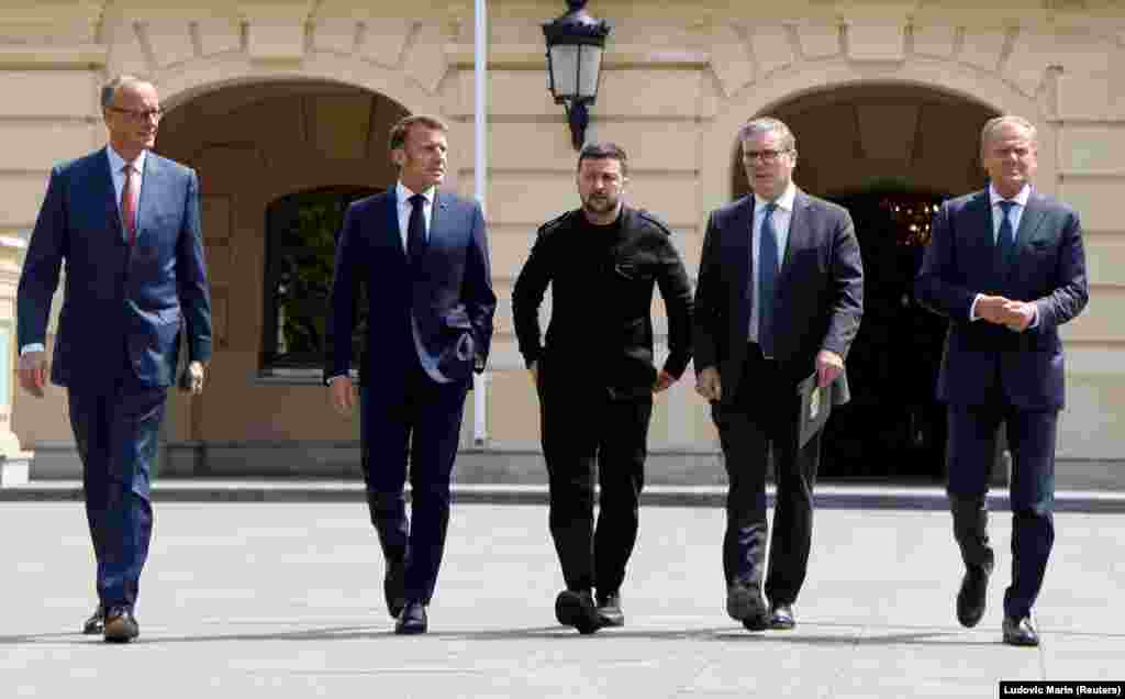 Канцлер Германии Фридрих Мерц, президент Франции Эммануэль Макрон, президент Украины Владимир Зеленский, премьер-министр Великобритании Кейр Стармер и премьер-министр Польши Дональд Туск прогуливаются по территории Марийского дворца в Киеве, Украина, 10 мая 2025 года. Ludovic Marin/Pool