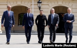 На зустріч «коаліції охочих» із президентом України Володимиром Зеленським (у центрі) до Києва прибули лідери Німеччини Фрідріх Мерц (ліворуч), Франції Емманюель Макрон (другий ліворуч), Великої Британії Кір Стармер (другий праворуч) та Польщі Дональд Туск, 10 травня 2025 року