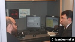 Эдуард Шармазанов (справа) и журналист Армянской службы РСЕ/РС Армен Колоян во время интервью в Праге