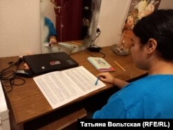 Манижа делает уроки