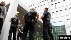 Գերմանիա - Ոստիկանները Բեռլինի «Շարիտե» հիվանդանոցի մուտքի մոտ, որտեղ բուժվում է ռուսաստանցի ընդդիմադիր Ալեքսեյ Նավալնին, օգոստոս, 2020թ.