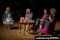 Сустрэча са Сьвятланай Алексіевіч у Варшаве, 16 чэрвеня 2025 году. Зьлева направа: перакладчыца Марыя Луцэвіч-Напалкаў, Сьвятлана Алексіевіч, Тацьцяна Нядбай, Юстына Чахоўска