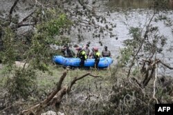 Валянтэры-ратаўнікі шукаюць зьніклых бязь вестак людзей на рацэ ў Тэхасе, 6 ліпеня 2025 году