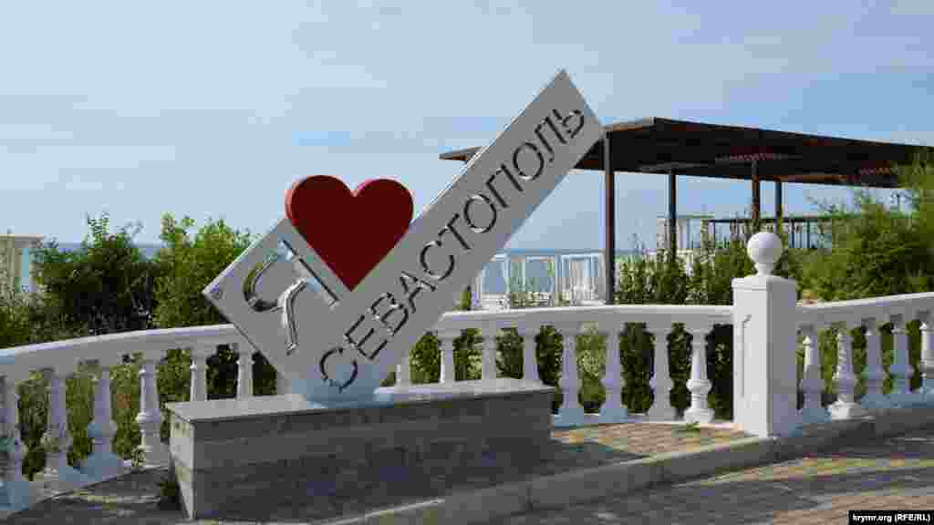 Yalıda &quot;Men Aqyarnı sevem&quot; yazısı&nbsp;