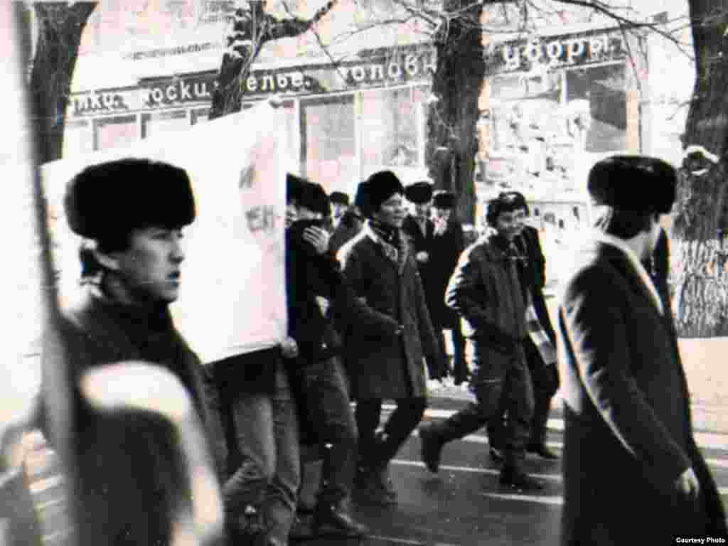 Желтоксон окуясы. Алматыда улуттук каршылык акциясына чыккан жаштар борбордук аянтка баратышат.  Декабрь 1986-жыл  - Молодые люди идут на центральную площадь, где произошло восстание казахских студентов. Алматы, декабрь 1986 года.