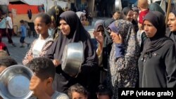 Палестинци чакат да получат хуманитарна помощ, 20 юли 2025 г.