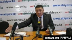 Токберген Абиев на пресс-конференции, организованной после того, как он был найден полицейскими на съемной квартире. Астана, 4 января 2012 года.                                     