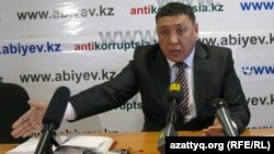 Журналист Токберген Абиев на пресс-конференции в Астане. 4 января 2013 года.                             