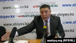 Журналист Тоқберген Әбиев баспасөз мәслихатын өткізіп отыр. Астана, 4 қаңтар 2012 жыл.                                     