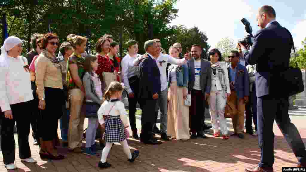 Очрашу күмәк фотога һәм аерым-аерым селфи төшү белән тәмамлана.