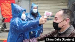 Բժիշկները չափում են քաղաքացիների ջերմությունը, Ուհան, 1 փետրվարի, 2020թ. 