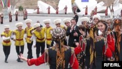 Дар Туркманистон аз Қонуни асосии пешини кишвар ҳамин тавр, бо рақсу суруд, истиқбол шуда буд