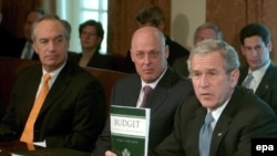 قای بوش انتقاد دمکرات ها در اين باره که گويا آمريکا برای حمله به ايران آماده می شود را «سياسی» ارزيابی کرد.