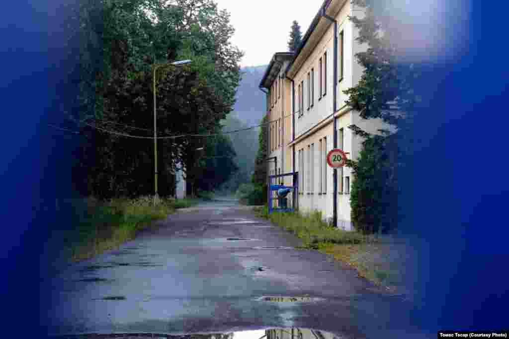 Часть строений заброшена и разваливается. &quot;Голые стены, протекает кровля&quot;, - говорит прохожий, который что-то покупал в киоске.&nbsp;По его словам, оборудования на заводе уже нет, но все же территория не пустует. Бывший работник сообщил, что примерно две компании арендуют площади.&nbsp; &nbsp;