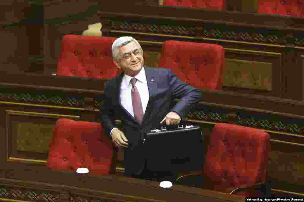 Серж Сарґсян у своєму виступі напередодні обрання заявив, що має &laquo;достатньо впливу і можливостей для того, щоб в рамках взятої на себе політичної відповідальності забезпечити гармонійну роботу політичної сили, яка має парламентську більшість, в законодавчій і виконавчій гілках влади&raquo;