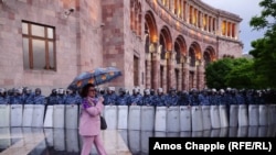 Оточена поліцією будівля уряду Вірменії, 19 квітня 2018 року