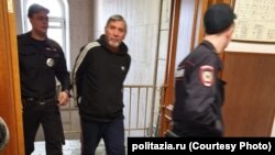 Адвокат Дагир Хасавов мәхкәмә утырышына китерелә