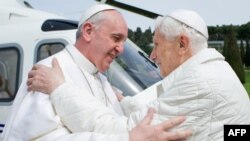 Бенедикт XVI (п) і Франциск (л), на цьому архівному фото разом у Кастель-Ґандольфо 23 березня 2013 року