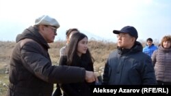 Академик-археолог Карл Байпақов ЮНЕСКО комитетінің  мониторинг комиссиясы өкілдеріне Талхиз қаласының орта ғасырлардағы маңызы туралы айтып тұр. Алматы облысы, 8 қараша 2016 жыл.