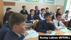 Cабақта отырған оқушылар. Рахат ықшамауданы, Алматы қаласы,  2 қыркүйек 2019 жыл.