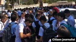 Учащиеся 180-й школы в ожидании завершения первой смены в соседней школе.  