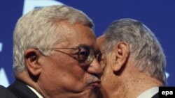 شیمون پرز و محمود عباس، به شکلی نیمه محرمانه به مذاکرات خود ادامه می دهند.