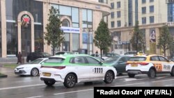 Тәжікстан астанасы Душанбе көшелерінде такси қызметін көрсететін электр көліктері жиі көзге шалынады. 25 желтоқсан, 2024 жыл.