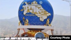 Монумент Велосипед в Ашхабаде   