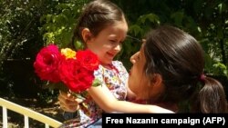 نازنین زاغری به همراه دخترش در مرخصی زندان در سال گذشته 