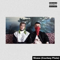 Niczos i Sw@da падчас здымак кліпу «Узоры вышываць»