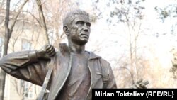 Геннадий Павлюкка Бишкекте орнотулган эстелик. 